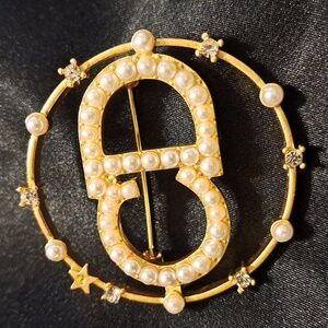 Brooch gold tone fashion jewelry